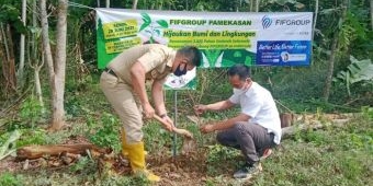 Peduli Lingkungan, Kelurahan Gladak Anyar Pamekasan Gelar Penanaman 110 Bibit Pohon Mahoni