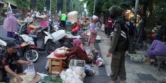 Satpol PP Gresik Tertibkan Pedagang di Trotoar Depan Pasar Baru