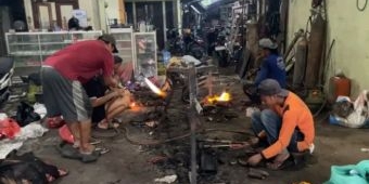 Jasa Bakar Kepala Kurban di Lamongan Diserbu Warga, Empat Tungku Tak Cukup