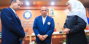 Gubernur Khofifah Hadiri Sidang Doktoral Kapolda Jabar di Unair, Turut Apresiasi Desertasi