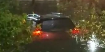 Sopir Ngantuk Berat, Avanza Terjun ke Sungai di Karanggeneng Lamongan