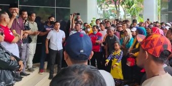Rebutan Limbah Avalan PT King Jim, Ratusan Emak-Emak Unjuk Rasa ke Kantor DPRD Pasuruan