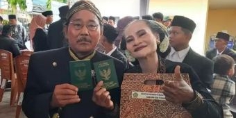 Berawal dari Facebook, Pasangan Paruh Baya ini Resmi Menikah di Nikah Massal Tuban