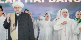 Khofifah Berdoa Bersama Cicit Syech Abdul Qadir Al Jailani dan Puluhan Ribu Jamaah Muslimat NU