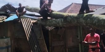 Rumah di Banyuwangi Rusak Usai Diterjang Hujan Deras dan Tertimpa Pohon