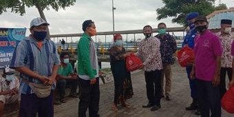 Peringati Hari Pers Nasional, PWI Bangkalan Bagi-Bagi Sembako di Pelabuhan Kamal