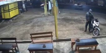 Terekam CCTV, Motor Pemilik Warkop di Pasuruan Raib saat Ditinggal Main Hp