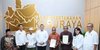 Kunjungi Kantah Kubu Raya, Wamen ATR/BPN Serahkan Sertifikat ke Warga