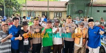 Peringati HPN 2025, Polisi dan Wartawan di Kediri Beri Bingkisan ke 200 Tukang Becak