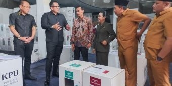 Pj Ali Kuncoro dan Ketua DPRD Kota Mojokerto Tinjau Logistik KPU Jelang Pilkada Serentak 2024