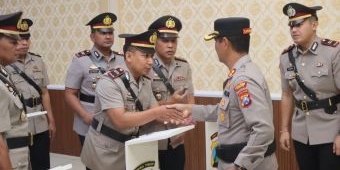 Polres Sampang Rotasi 6 Kapolsek, Kapolres Tekankan Profesionalisme dan Integritas