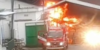 BREAKING NEWS: Pabrik Kertas di Pandanlandung Malang Terbakar Hebat