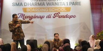 Didampingi Bupati Kediri, Anies Baswedan Sapa Siswa SMA Dharma Wanita Boarding School