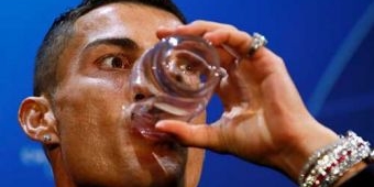 Ronaldo Kenakan Jam Tangan Seharga Rp 36,526 miliar