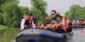 Pj Gubernur Jatim Pimpin Pembersihan Eceng Gondok dan Sampah Penyebab Banjir di Sidoarjo