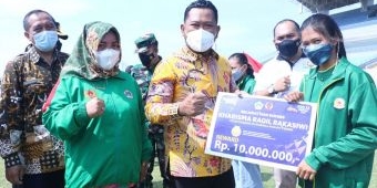 KONI Gresik Serahkan Bonus untuk Para Atlet Peraih Medali PON XX Papua