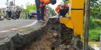 Tebing Jalan Nasional di Bawah Jembatan Jalan Trunojoyo Pamekasan Runtuh