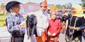 Ini Alasan Emil Dardak Dapat Kambing dari Khofifah di HUT ke-80 RI