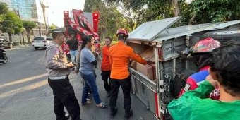 Pedal Gas Nyangkut, Pikap Bermuatan Oli dan Suku Cadang di Jemursari Surabaya Terguling
