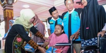 Salurkan Bantuan di Mojokerto, Gubernur Khofifah Ajak Masyarakat Perbanyak Berbagi saat Ramadhan