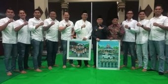 Tim Pengawal Pribadi Kampanye Pilbup Mojokerto Berikan Kenang-Kenangan untuk Bupati dan Wabup