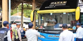 Satlantas Polres Gresik Gelar Ramp Check Bus Jelang Libur Nataru 2025/2026 di Terminal Bunder