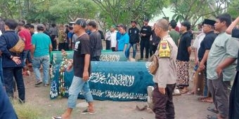 Korban Meninggal Kecelakaan KA Mutiara Timur dengan Honda Accord Dimakamkan Satu Liang Lahat