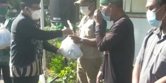 Sisihkan Gaji, ASN Kemenag Tuban Bagikan Paket Sembako dan Vitamin