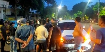 Pengendara Motor Diduga Mabuk Keroyok Sopir Mobil yang Lawan Arus di Surabaya