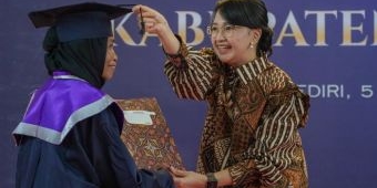 Ketua TP PKK Kabupaten Kediri Mewisuda Ribuan Lansia dari Program Selantang