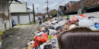 Mesin di TPST Rusak, Sampah di Jalan Letnan Sunarto Bangkalan Menggunung Tak Terangkut