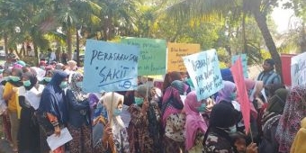 Kecewa Bupati Bangkalan Kawin Lagi, Emak-emak Gelar Aksi Bisu