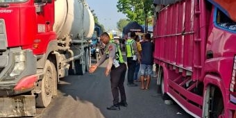 Truk Colt Diesel Tabrak Fuso Parkir di Jalur Babat-Lamongan, Sopir Luka Ringan