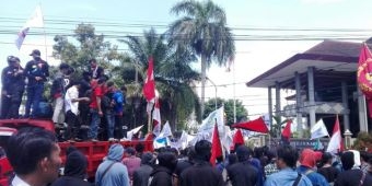 Ratusan Mahasiswa dan Buruh di Jember Unjuk Rasa Tolak RUU Cika Konsep Omnibus Law