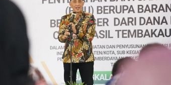 ​Pj Bupati Bangkalan Serahkan Bantuan Modal Usaha untuk IKM dari DBHCHT 2024