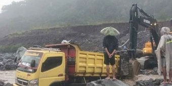 Banjir Lahar Gunung Semeru Kembali Terjadi, Dua Truk Pasir Terjebak