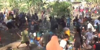 Syukuri Hasil Bumi yang Melimpah, Warga Desa Pelang Lor Ngawi Perang Nasi