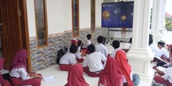 Ruang Kelas Rusak Karena Puting Beliung, Ratusan Siswa SD di Bangkalan Belajar di Teras Rumah Warga
