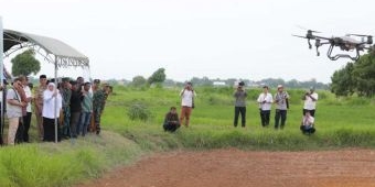 Operasikan Drone Penanam Kedelai di Bangkalan, Gubernur Khofifah: Harapan Baru di Sektor Pertanian