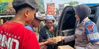 Jumat Berkah, Polwan Pasuruan Bagi-Bagi 100 Nasi Kotak