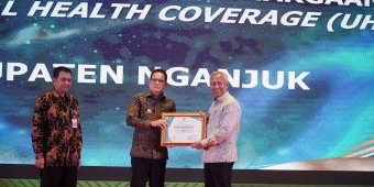 Pj Bupati Nganjuk Terima Penghargaan UHC pada Peringatan Hari Kesehatan Nasional ke-60