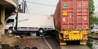 Dua Truk Alami Laka Karambol di Bypass Pandaan Pasuruan, Toko Warga dan Tiang Listrik Turut Rusak