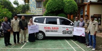 SIG Pabrik Tuban Bantu Mobil Siaga ke Desa Sumurgung