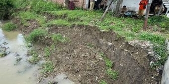 Akibat Hujan Lebat, Tanggul Sungai di Lamongan Tergerus dan Rawan Longsor