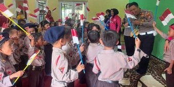Satlantas Polres Pasuruan Bagikan 1.000 Bendera Merah Putih Sambut HUT ke-80 RI