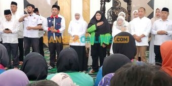 Gubernur Khofifah dan Ratusan Ojol Gelar Tahlil Kubro untuk Affan Kurniawan di Surabaya