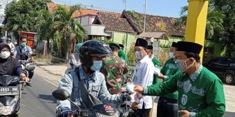 Imbau Warga Tetap Patuhi Prokes, KUA dan Penyuluh Agama Paciran Bagi Masker dan Vitamin