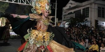 Kontingen Gudang Garam Tebarkan Cahaya Bunga Matahari di Kediri Night Carnival