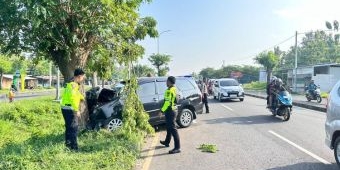 Diduga Sopir Alami Microsleep, Mobil Pemudik Tabrak Pohon di Suramadu, 2 Luka Berat