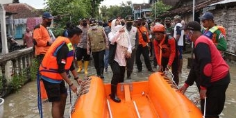 Gunakan Perahu, Bupati Mojokerto Ikfina Tinjau Korban Banjir Kali Lamong